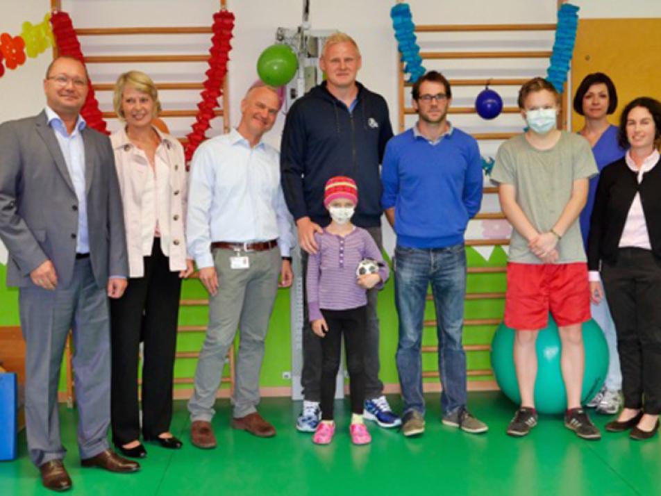 Wieslaw Milkiewicz von der ORLEN Deutschland GmbH (links) und Patrick Wiencek vom THW Kiel (mitte) sowie Patienten und weitere Vertreter