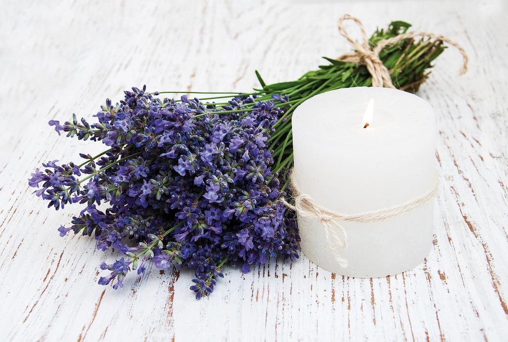 Lavendel: Die Pflanze mit dem einzigartigen Duft ist ein tol­ler Dekohelfer.
So kann man die Halme z. B. mit einem hüb­schen Band um Vasen binden oder die Blüten um Ker­zen streuen.