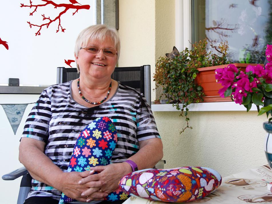 Nora Andersen näht Herzkissen für Brustkrebspartientinnen