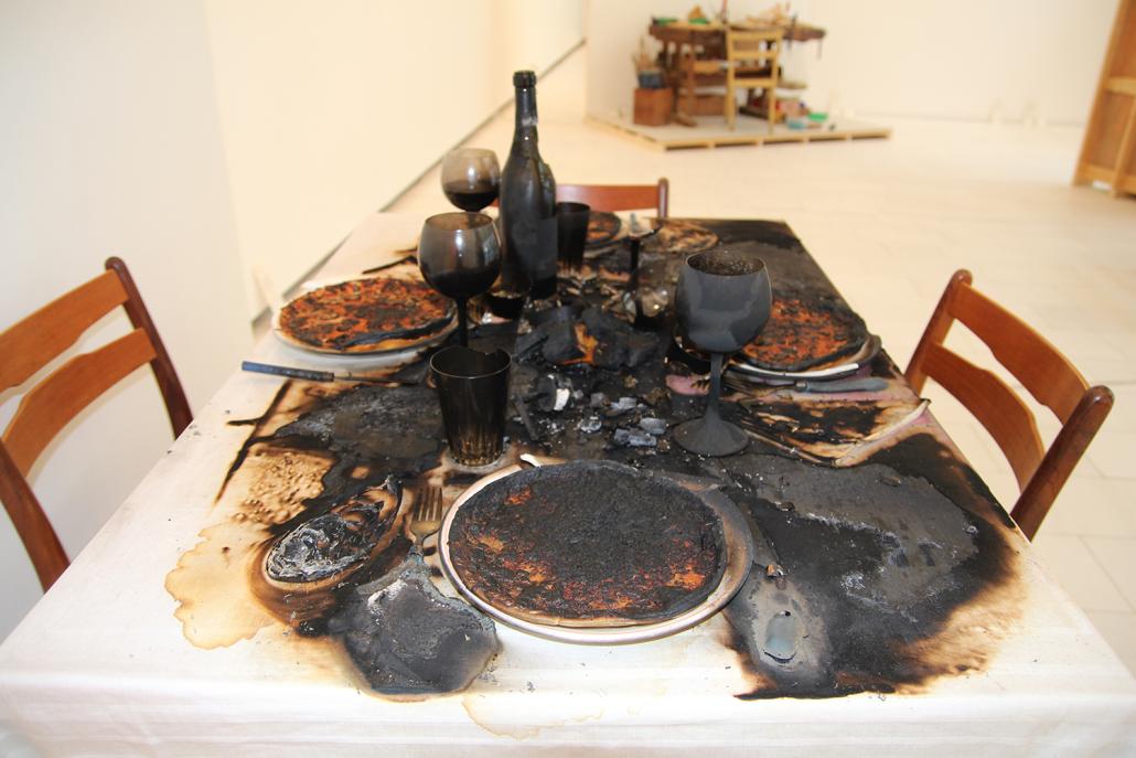 Tischgebet (Verbrenne, was du angebetet hast, und bete an, was du verbrannt hast!), 2009 / 2015, Via Lewandowsky