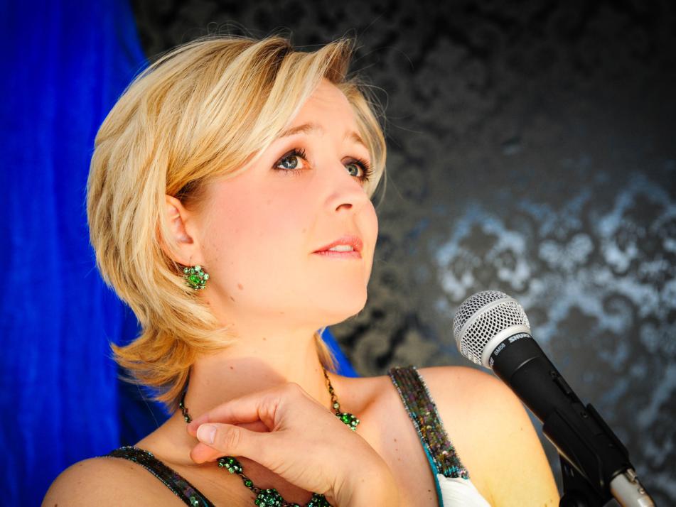 Ute Henryke Büttner singt am 16. November Chansons auf der Niederdeutschen Bühne Kiel am Wilhelmplatz