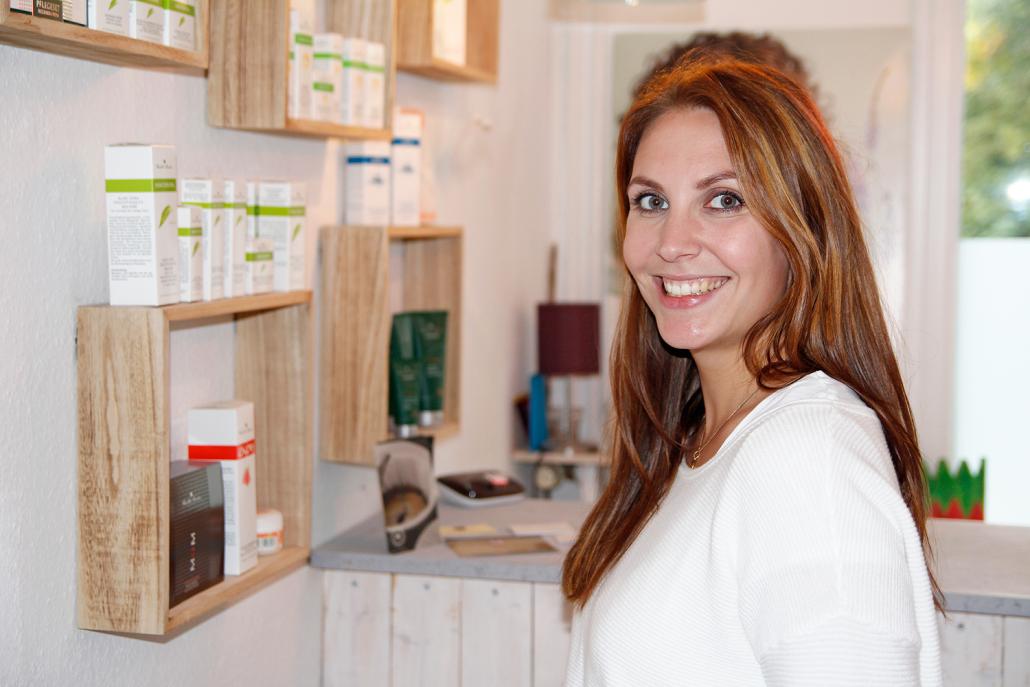 Kosmetikerin Maria Kalweit verwöhnt herbstliche Haut mit natürlichen Pflegeprodukten