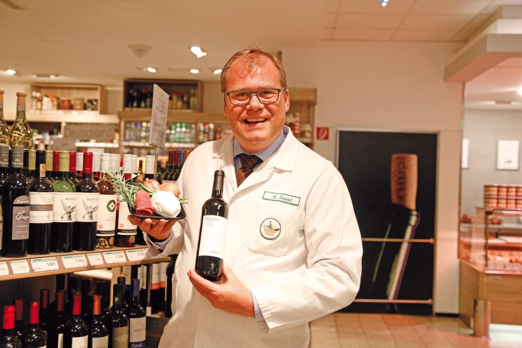 Marten Freund, Inhaber des Schlemmermarkt Freund in der Holtenauer Straße: „Dazu empfehle ich einen Tozara Tempranillo 2012 für 4,79 Euro. Der trockene Rotwein ist elegant im Geschmack und rundet dieses Gericht perfekt ab.“