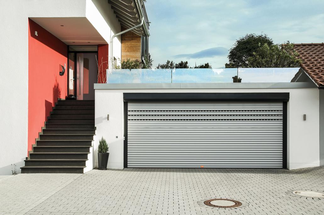 Die neue Generation Garagentore öffnet sich platzsparend in einen Kasten an der Garagendecke
