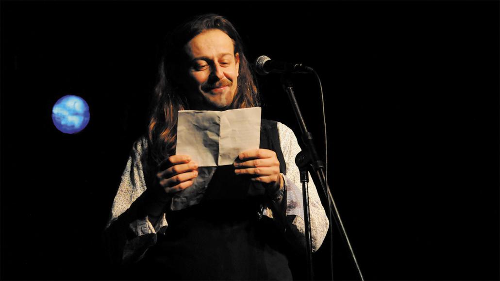 Beim Poetry Slam (zu Deutsch: „Dichterwettstreit“) tragen verschiedene Künstler selbstkreierte, dichterische Texte vor