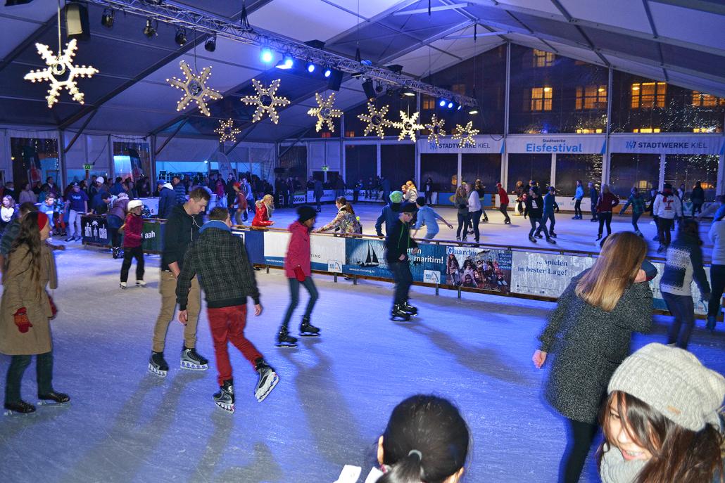 Die Eisbahn in Kiel hat wieder geöffnet