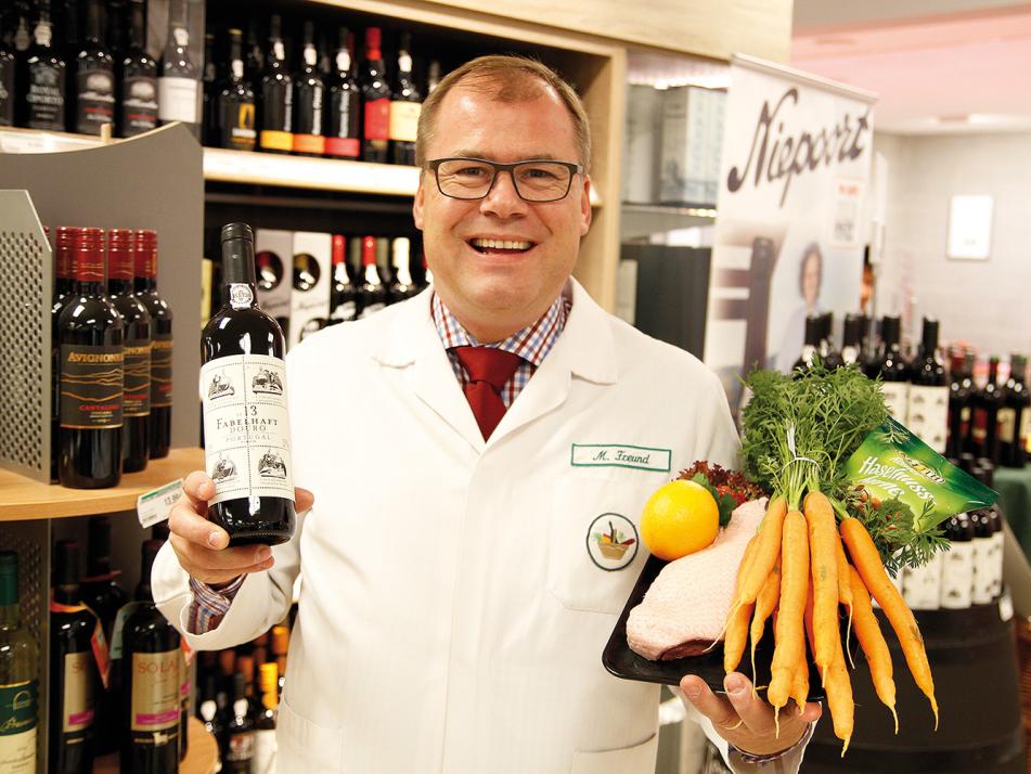 Marten Freund, Inhaber des Schlemmermarkt Freund in der Holtenauer Straße: „Dazu empfehle ich einen Fabelhaft Tinto Duoro für 9,99 Euro. Der intensive und gleichzeitig sanfte Rotwein harmoniert perfekt mit dem Entenfleisch.“