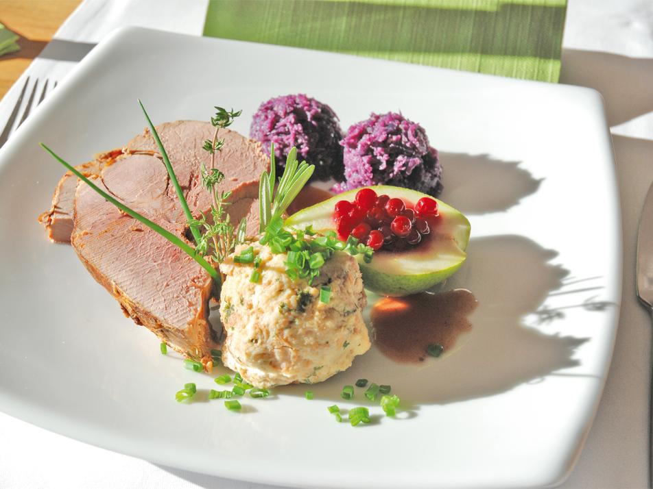 Geschmorte Wildschweinkeule mit Apfel-Rotkohl und Semmelknödeln