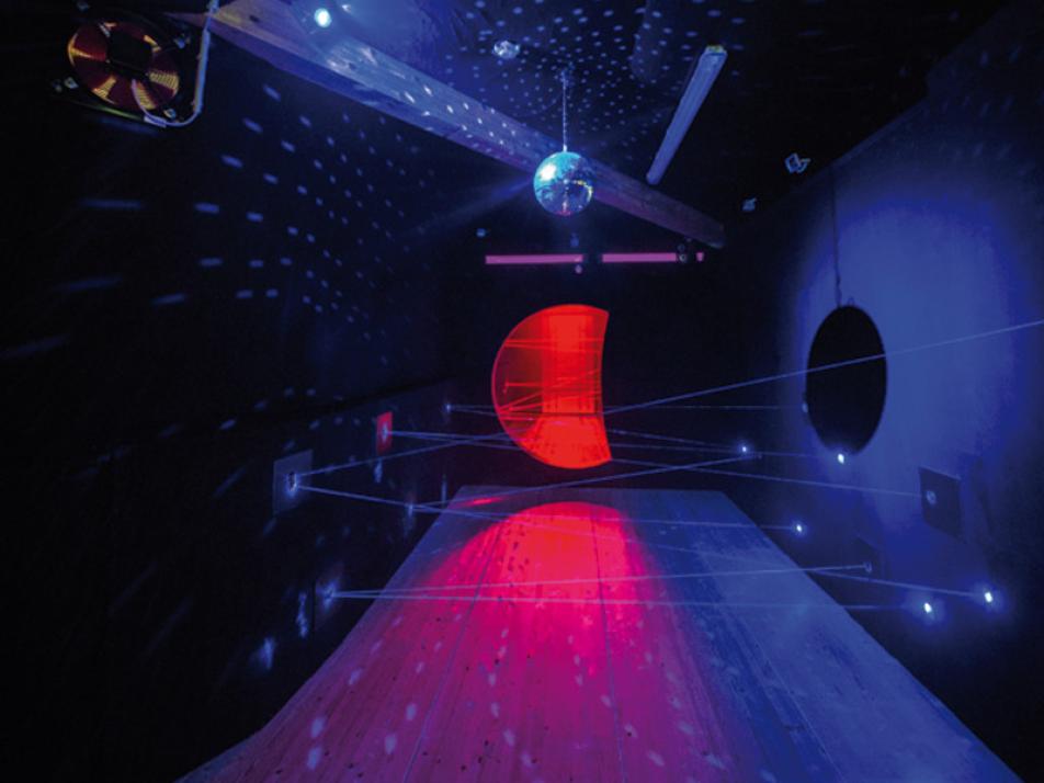 Um das Netz aus Laserstrahlen zu durchqueren, ist Geschicklichkeit gefragt