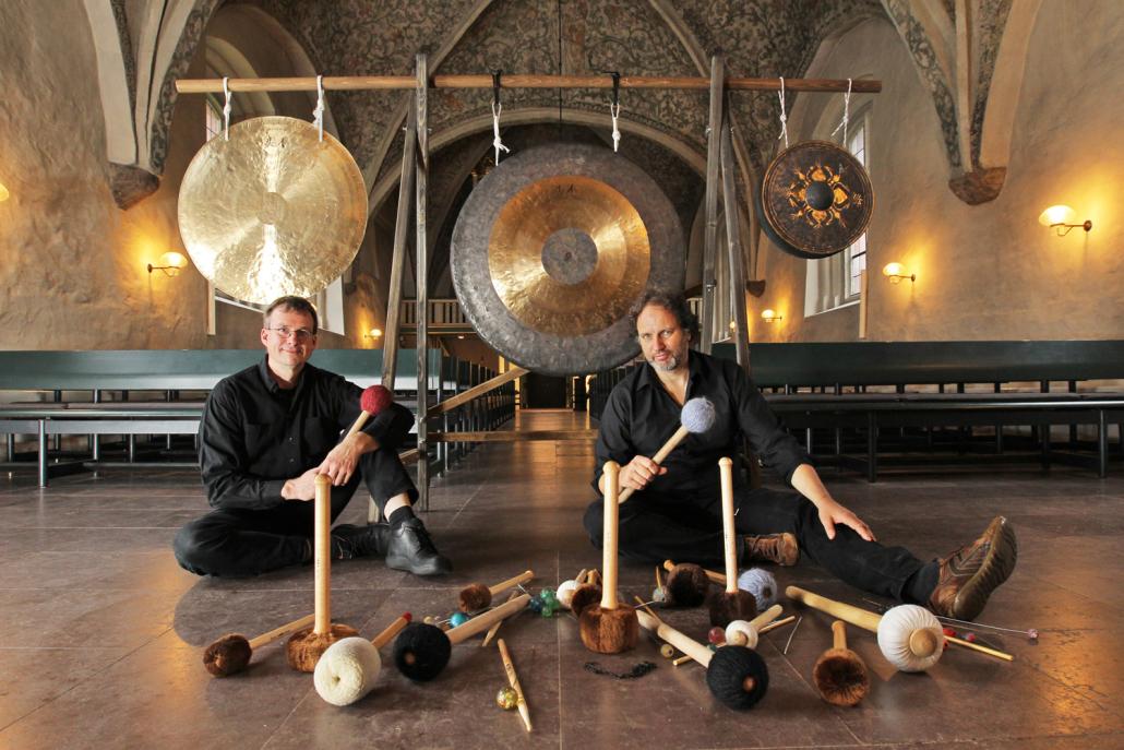 Andreas Schwarz und Jochen Steinberg laden am 13. November zu einem besonderen Gongkonzert in der Kirche St. Heinrich zu Kiel