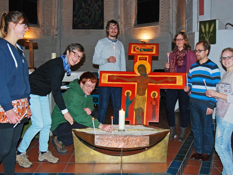 Das Vorbereitungsteam testet die Kerzen: (v.l.) Natascha Weigelt, Pastorin Sabine Klatt, Cornelius Krüger, Martin Friele, Julia Donandt, Friedrich Neuhoff und Mareike Höher
