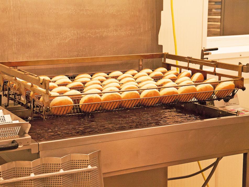 In heißem Fett wird der Teigling von beiden Seiten gebacken
