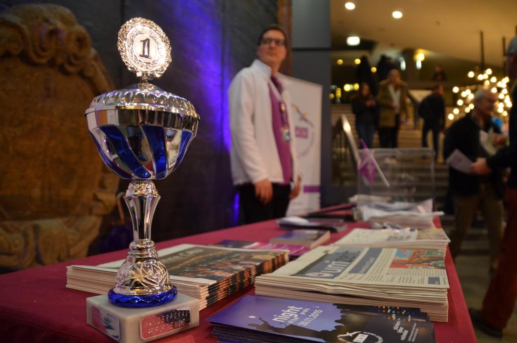 Der Wanderpokal für den „Prof of the Night“ wird von der Fachschaftsvertreterkonferenz verliehen. Im Vorjahr gewann der Jurist Rudolf-Meyer-Pritzl die Auszeichnung, davor der Politikwissenschaftler Joachim Krause