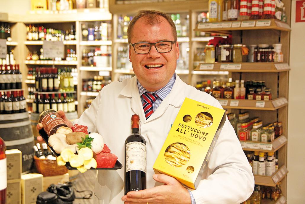 Marten Freund, Inhaber des Schlemmermarkt Freund in der Holtenauer Straße: „Ein leckeres schnelles Weihnachtsgericht, zu dem perfekt der Doppio Passo Primitivo Salento für 7,99 Euro passt.“