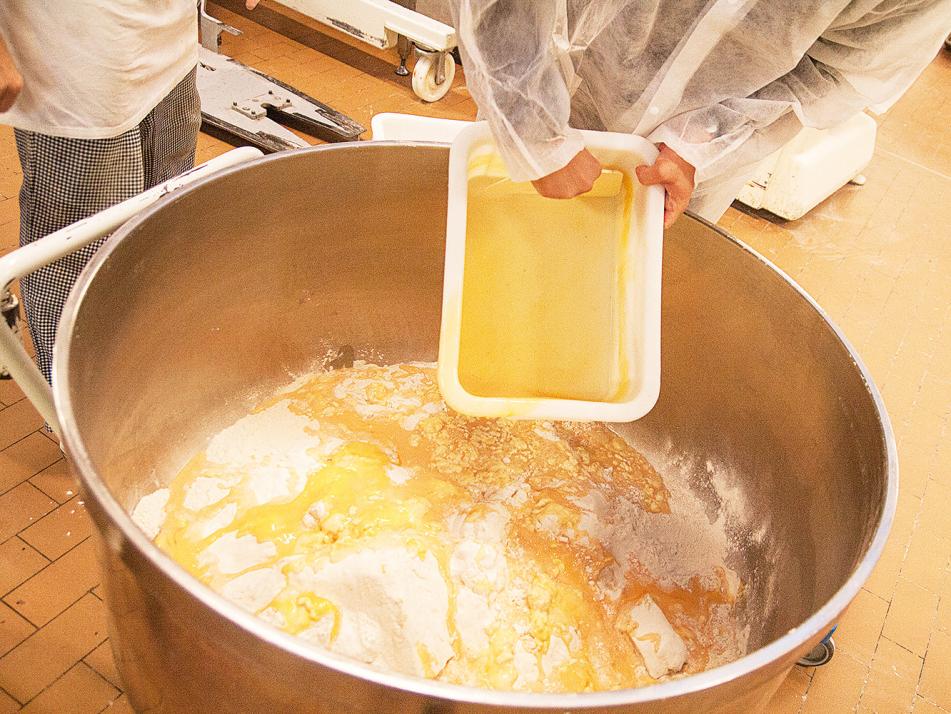 Zuerst werden die Zutaten für den Teig in einen großen Behälter gefüllt