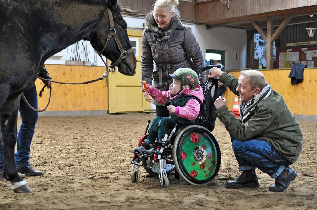 2012 ging das gesammelte Geld an die Hippotherapie. Hier im Bild: Ina Wittstock, Tochter Ronja und Carsten Köthe