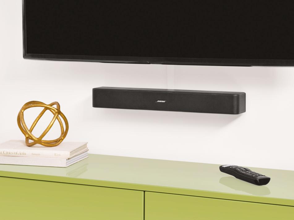 Das einteilige Soundbar-System Solo 5 TV von Bose bietet Musikstreaming über Bluetooth, flexible Platzierungsmöglichkeiten und Spitzenklang