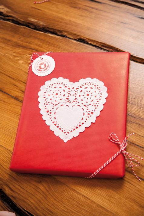 Das Papier mit den getrockneten Stempeln bekleben … fertig!