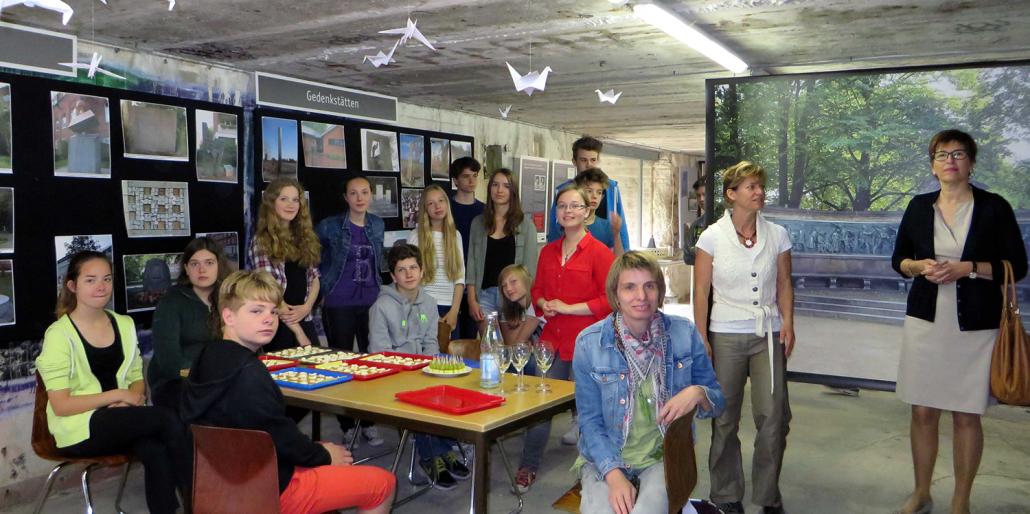 Ausstellung „Unbequeme Denkmäler“ mit Schülern der Hebbelschule, Mitarbeiterin Steffi Brix, Kunstlehrerin Christine Siegmund und Schulleiterin Annegret Wilms