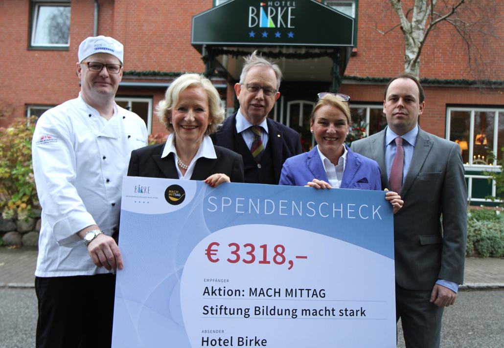 Rainer Birke (3.v.li.) überreichte Angelika Volquartz (2.v.li.) am 3. Dezember einen Spendenscheck über 3.318 Euro zugunsten von „Mach Mittag“