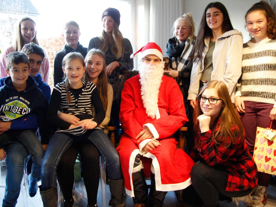 Der KIELerLEBEN-Weihnachtsmann mit den Kindern aus dem Erwin-Steffen-Kinderheim