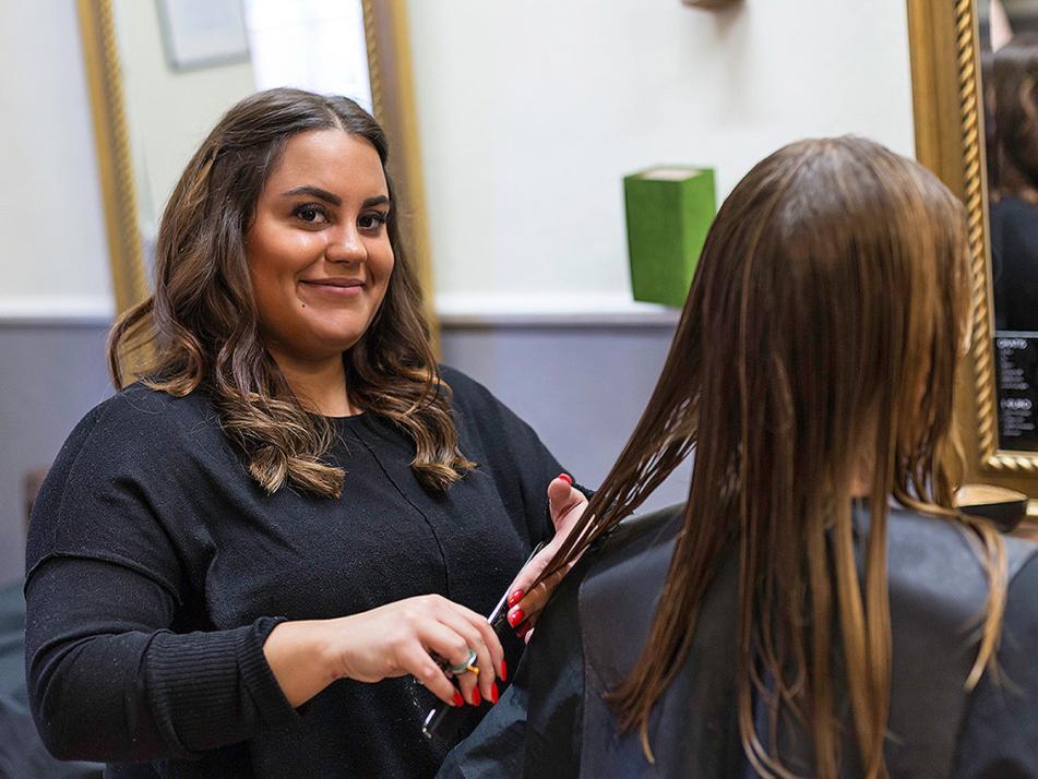 Bianca, seit 2013 wieder im Team:
Ausgebildete Make-up-Spezialistin und zertifiziert für Haarverlängerungen und -verdichtung. „Ich liebe es, auch farbliche Veränderungen durch Strähnentechniken oder Tönungen am Kunden zu machen. Machen...