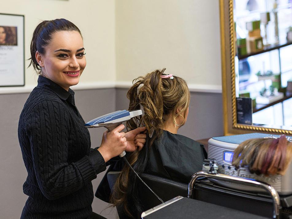 Hilal, seit 2011 im Team:
Ausgebildete Make-up-Spezialistin und zertifiziert für Haarverlängerungen und -verdichtung. „Wenn Sie eine Veränderung oder eine Auffrischung wünschen, sind Sie bei mir genau richtig!“