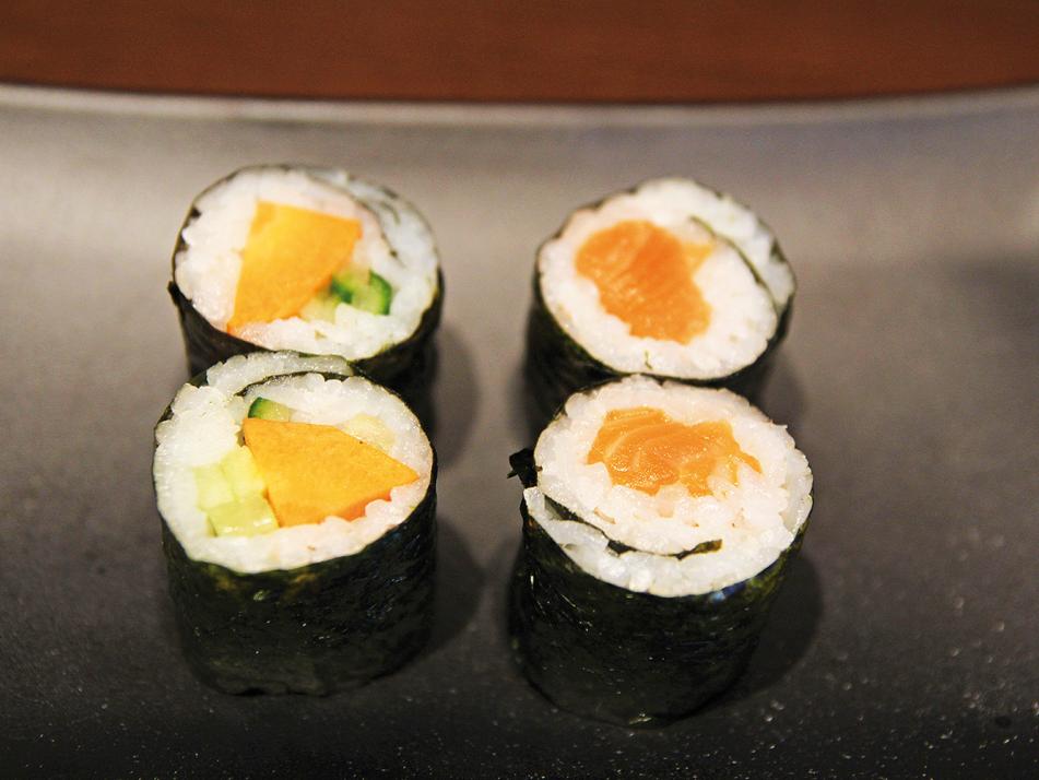 Maki Sushi (deutsch: gerollt):

Auf einem Noriblatt wird Reis verteilt und dieser mit Zutaten belegt. Alles zusammen wird mit einem Algenblatt eingerollt und die Rolle anschließend in Stücke geschnitten.