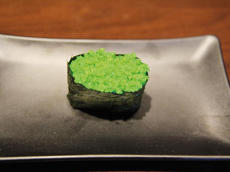 Gunkanmaki (deutsch: Schlachtschiff-Rolle):

Diese mundgerechten Sushi-Häppchen bestehen aus einem Boden aus Reis, der zum Beispiel mit Teriyaki-Lachstatar belegt wird. Das Ganze ist von einem schmalen Streifen Nori umgeben.