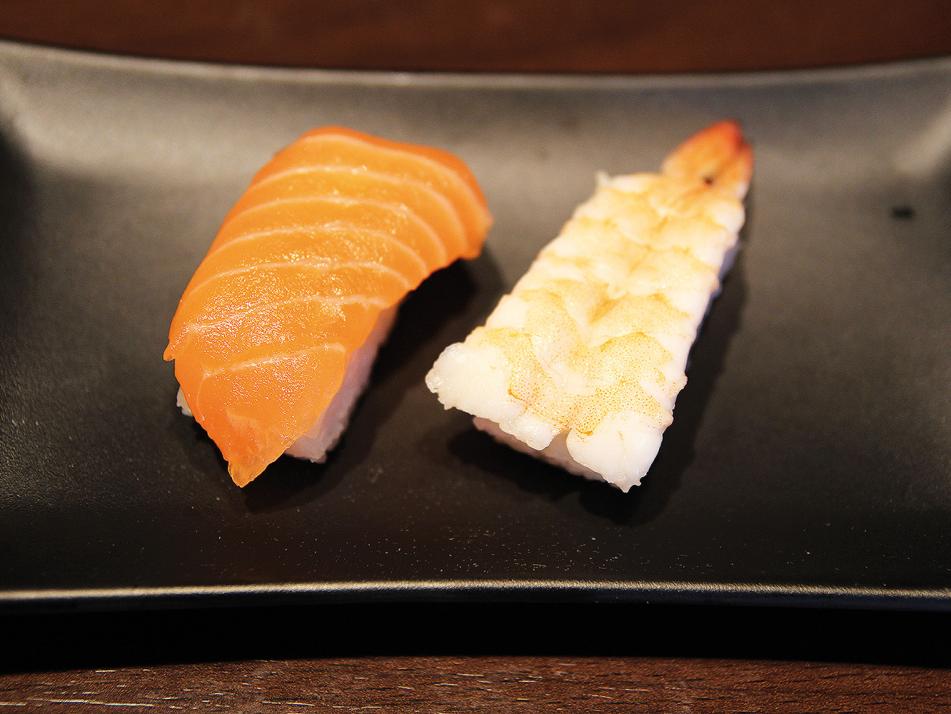 Nigiri (deutsch: gepresst):

Nigiri besteht aus einem ovalen Reisbällchen, das mit einem Streifen Lachs, Thunfisch oder Garnele belegt wird.