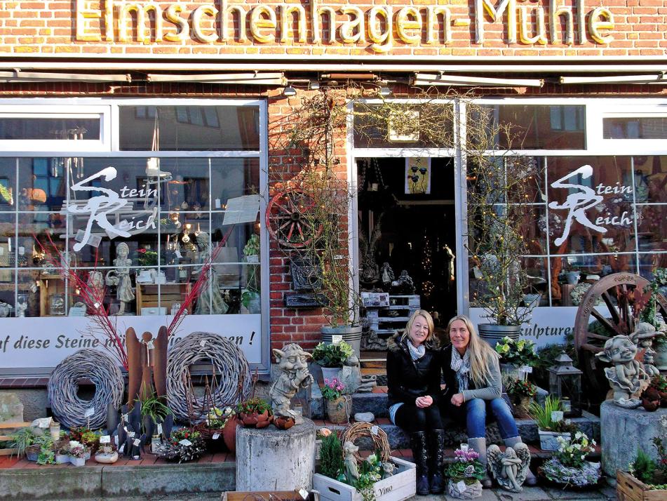Floristin Conny Muskalla (re.) hat sich den Traum vom eigenen Laden in der ehemaligen Elmschenhagener Mühle erfüllt