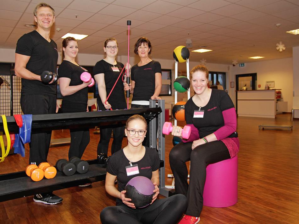 Oliver, Inhaber von Mrs.Sporty Kiel-Wik, Jasmin, Janine, Jutta (hinten v. li.), Neele und stefanie (vorne v. li.) motivieren alle Mrs.Sportys mit laufend neuen Aktionen