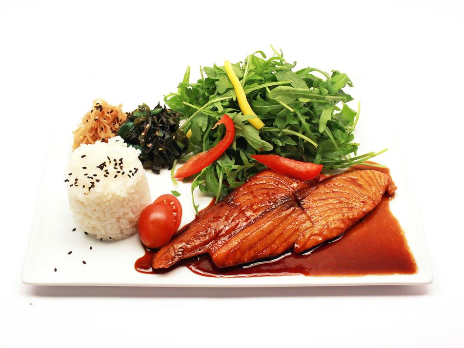 „Lachs Teriyaki“ aus dem Café ann ist das ideale, leichte Gericht zur Mittagszeit.