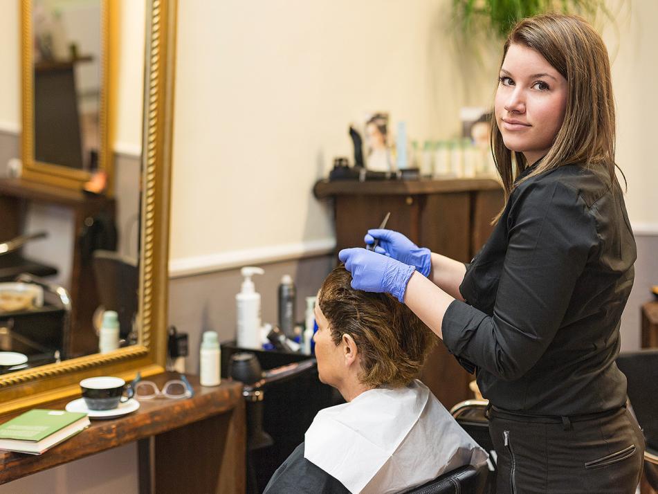 Jacqueline, Gesellin und ausgebildeter Aveda Pure Colorist: „Es geht mir nicht nur darum, die neuen Farbtrends umzusetzen, sondern auch immer auf möglichst schonendster Basis das Haar zu behandeln.“