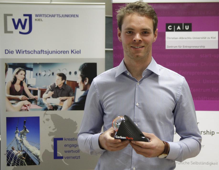 Der 24-jährige VWL-Student Fabian Gielen hat einen Kompass aus Carbon entwickelt