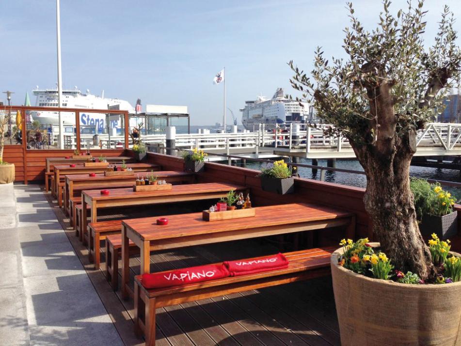   In schöner Atmosphäre genießen: auf der Terrasse …