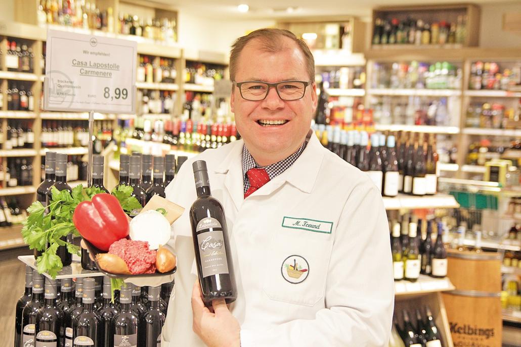 Marten Freund, Inhaber des Schlemmermarkt Freund in der Holtenauer Straße: „Dazu empfehle ich einen Casa Lapostolle Carmenere, einen trockenen, kräftigen Rotwein, der perfekt zu diesem herzhaften Gericht passt (8,99 Euro).“