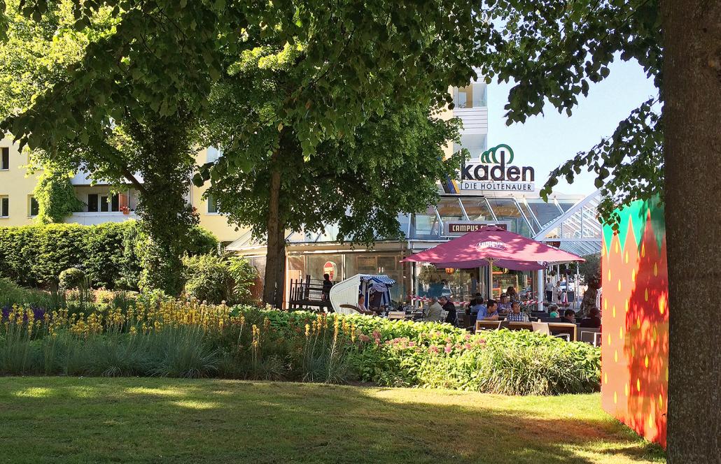 Bei Sonnenschein shoppt es sich entlang der Holtenauer Straße am besten