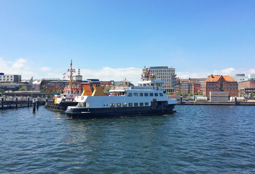 Die Fördefährlinien erlauben Sightseeing vom Meer aus