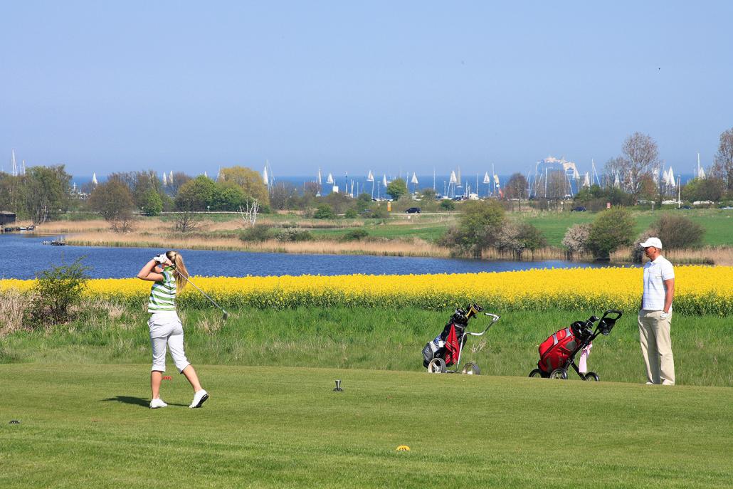 Der Meerblick verleiht dem Golfspiel einen zusätzlichen Charme