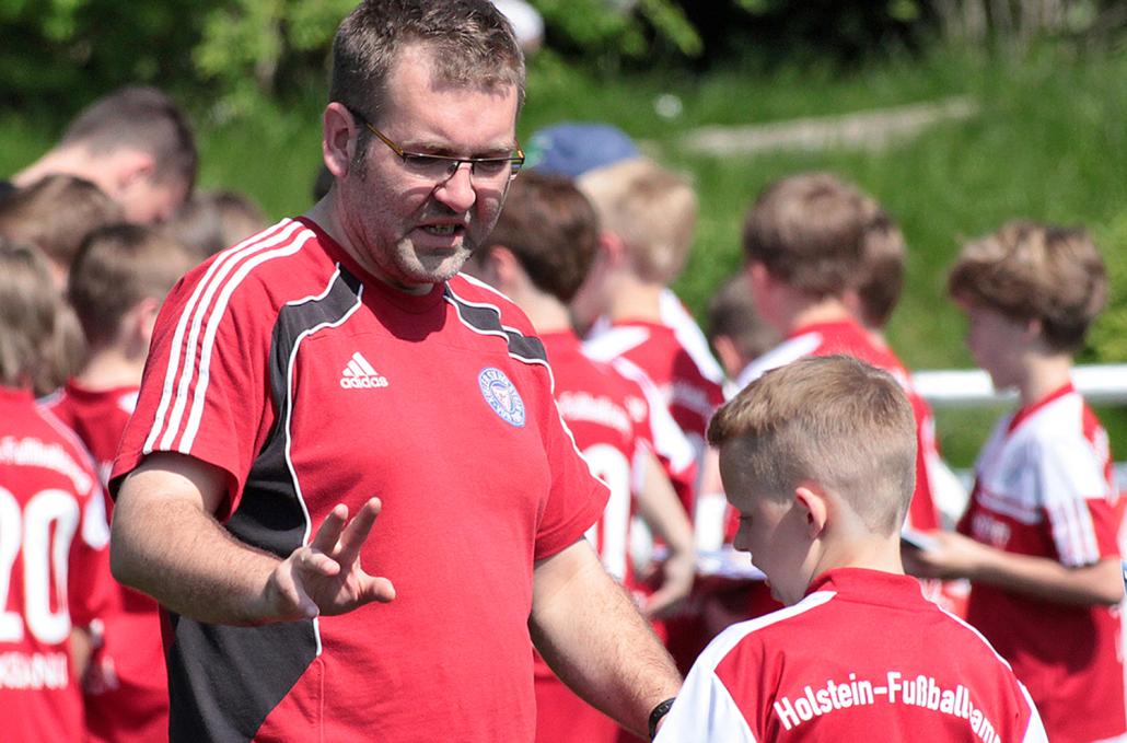 Trainer Torben Hamann gibt Nachwuchskickern im Camp wertvolle Tipps