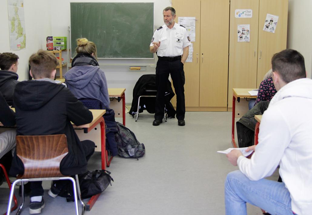 Rainer Wetzel gibt den Schülern Einblicke in den Berufsalltag eines Polizisten