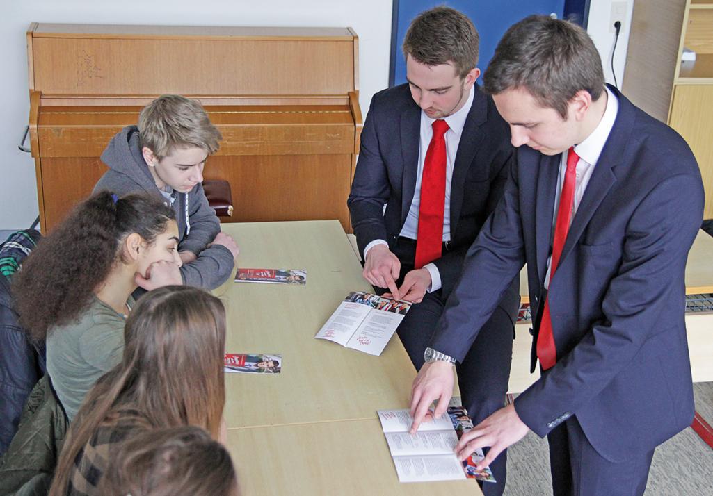 Jesper Mohr (li.) und Jorrit Schütt erzählen Wissenswertes zur Ausbildung bei der Förde Sparkasse