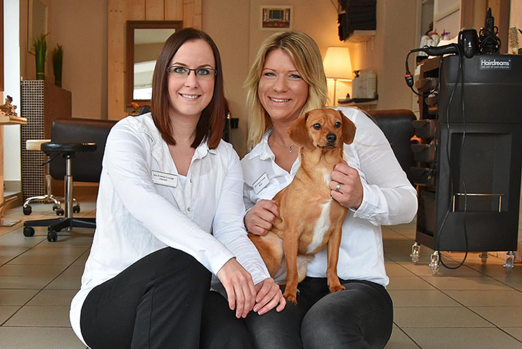 Nicki, Friseurmeisterin und Inhaberin der Friseur Lounge, und 
Gesellin Chrissi (v. re.)
