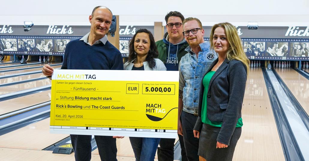 Jan Murmann von MITTAG e. V. nimmt den Scheck über 5.000 Euro  Spenden entgegen
