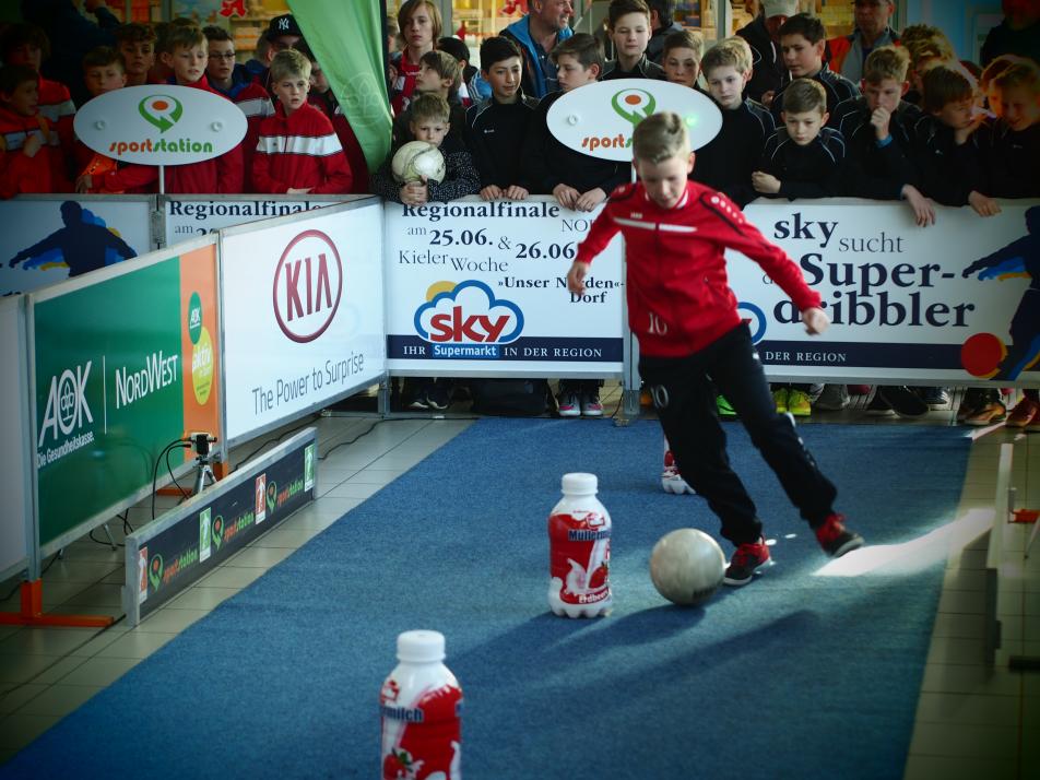 Fußballerinnen und Fußballer des Nordens dribblen um die Bestzeit