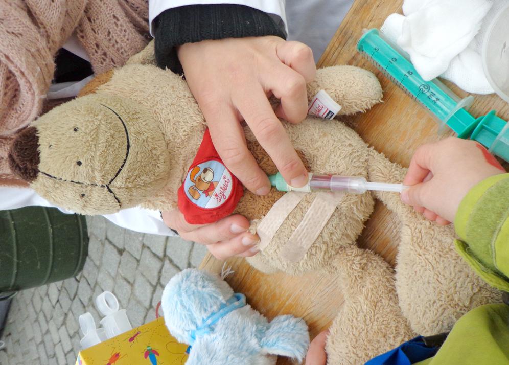 Die Kinder dürfen Teddybären „behandeln“, um den nächsten Arztbesuch weniger zu fürchten