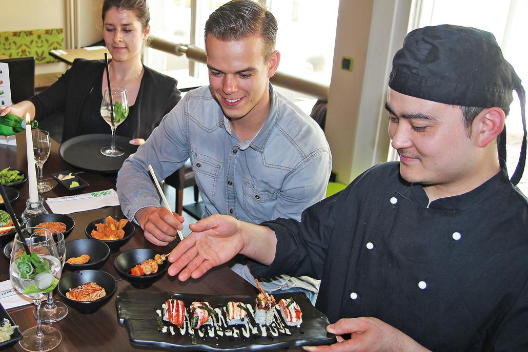 Yummy!-Küchenchef Wang (re.) präsentiert mir neue Sushi-Kreationen