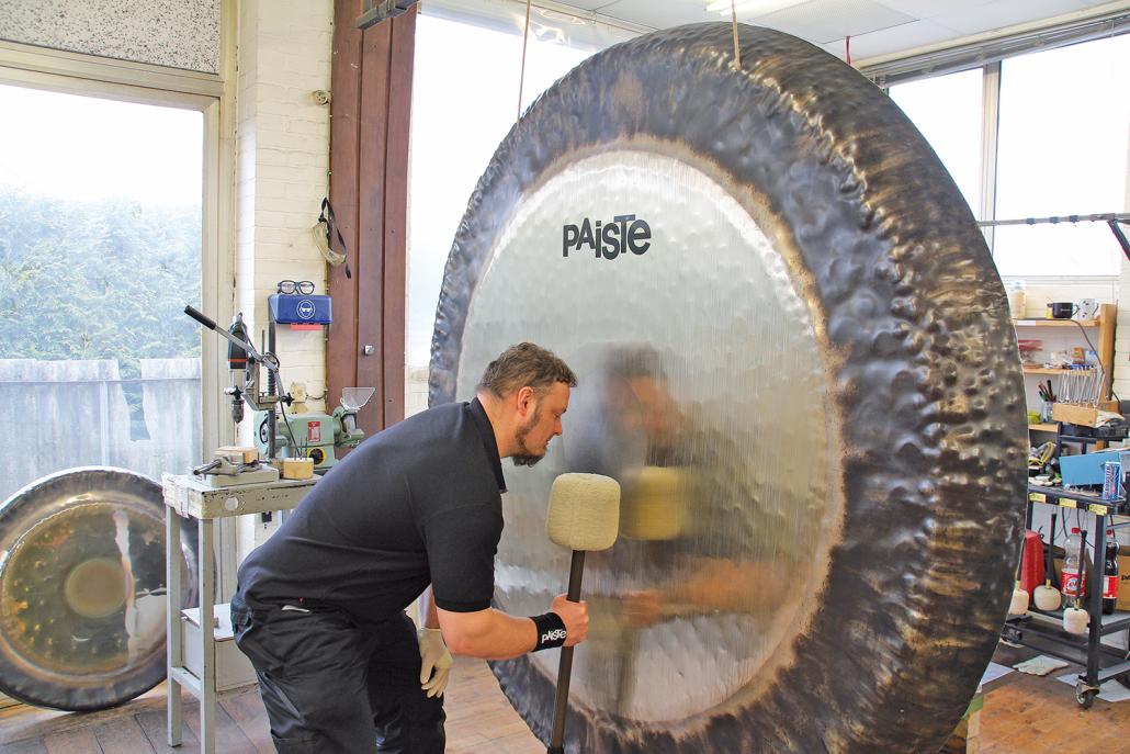 Gong-Meister Sven Meier schlägt den Zwei-Meter-Gong von Paiste