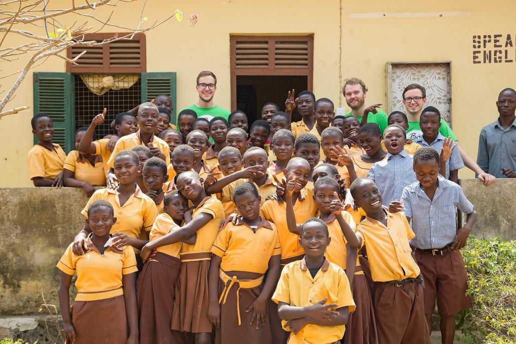 Jonas Stolzke, Felix Habke und Maximilian Schay (hi., v. li.) waren zu Besuch beim „Yonso Project“ in Ghana